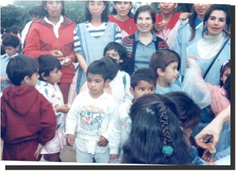 Hna. María del Carmen Riguetti con niños del Jardín de Infantes Changuito Dios en 2001. Hna. María del Carmen Riguetti con niños del Jardín de Infantes Changuito Dios en 2001.