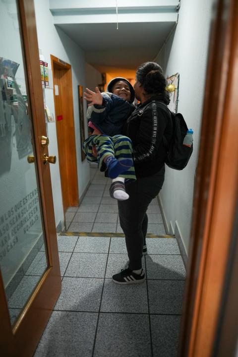 En el Instituto Madre Asunta, un equipo de especialistas y voluntarios recibe, escucha e identifica las necesidades de las mujeres migrantes, a quienes orientan y encaminan en la búsqueda de soluciones a sus necesidades. (Foto: Jorge Nieto)