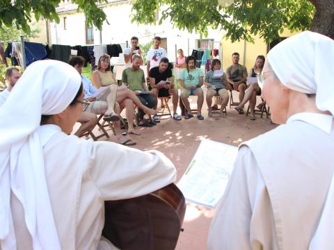 Dos hermanas Agustinas cantan en el albergue parroquial de Carrión de los Condes, España, durante el encuentro musical con los peregrinos del Camino de Santiago. Dos hermanas Agustinas cantan en el albergue parroquial de Carrión de los Condes, España, durante el encuentro musical con los peregrinos del Camino de Santiago. (Foto: cortesía Monasterio de la Conversión, Ávila, España)