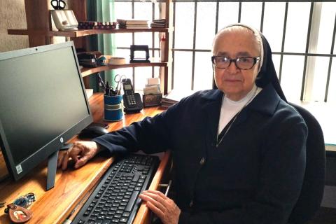 Sr. Elizabeth Carranza Sanchez at computer Sr. Elizabeth Carranza Sanchez at computer