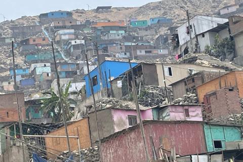 En Lurigancho, Lima, hay casas construidas a lo largo de la pendiente. Por la noche, sus luces brillan en la oscuridad. Muchas mujeres líderes viven allí y trabajan incansablemente al servicio de la comunidad. (Foto: cortesía de Sophia Park)