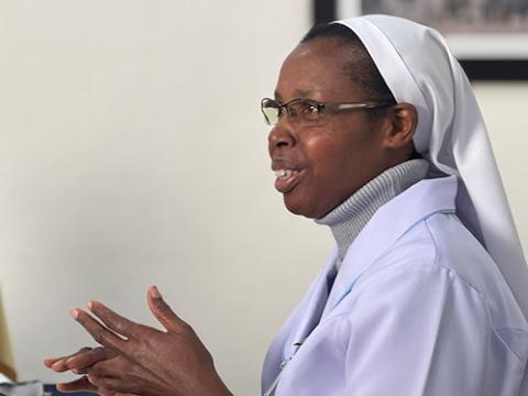 Hna. Candida Mukundi, de las Hermanas de la Asunción de Nairobi, habla sobre su trabajo como directora del Centro de Investigación de la Vida Religiosa y el Apostolado de Kenia durante una reunión de la Red Global de Investigación el 28 de marzo de 2025 en Ciudad de México. Hermanas como Mukundi han empezado a usar recopilación de datos para guiar decisiones estratégicas para su comunidad, así como para recopilar información sobre vocaciones. (Foto: GSR/Rhina Guidos)