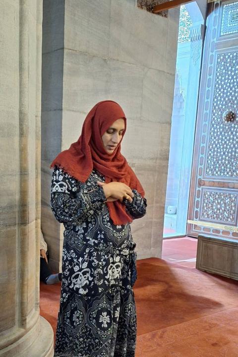 Una mujer musulmana reza en la Mezquita Azul, en Estambul, Turquía. (Foto: cortesía Magda Bennasar)  Una mujer musulmana reza en la Mezquita Azul, en Estambul, Turquía. (Foto: cortesía Magda Bennasar)