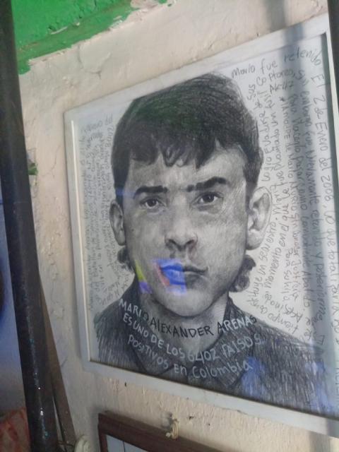 Mario Alexánder Arenas, hermano de Cecilia Arenas, fue una de las aproximadamente 6402 víctimas del escándalo de los 'falsos positivos' en Colombia, en el que civiles fueron asesinados por el ejército y presentados como guerrilleros para inflar las estadísticas de combate y obtener incentivos del Estado. (Foto: cortesía Cecilia Arenas) Mario Alexánder Arenas, hermano de Cecilia Arenas, fue una de las aproximadamente 6402 víctimas del escándalo de los 'falsos positivos' en Colombia, en el que civiles fueron asesinados por el ejército y presentados como guerrilleros para inflar las estadísticas de combate y obtener incentivos del Estado. (Foto: cortesía Cecilia Arenas)