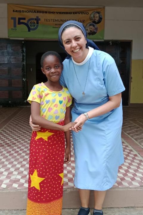 Carolina Lizarraga saluda a una niña después de la misa dominical en la parroquia Santo Antonio, en la arquidiócesis de Maputo, Mozambique, el 27 de abril de 2025. (Foto: cortesía Hna. Edeltrudis Reli, SSpS) Carolina Lizarraga saluda a una niña después de la misa dominical en la parroquia Santo Antonio, en la arquidiócesis de Maputo, Mozambique, el 27 de abril de 2025. (Foto: cortesía Hna. Edeltrudis Reli, SSpS)