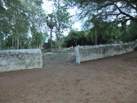 A wall divides Dalit and non-Dalit cemeteries on Catholic Church grounds in the southern Indian state of Tamil Nadu. (Courtesy of Robancy Amal Helen) A wall divides Dalit and non-Dalit cemeteries on Catholic Church grounds in the southern Indian state of Tamil Nadu. (Courtesy of Robancy Amal Helen)