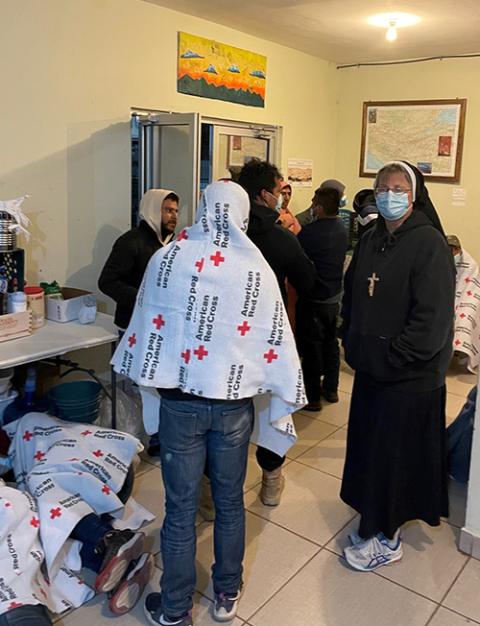 La Hna. feliciana María Luisa Edwards, a la derecha, da la bienvenida a los migrantes devueltos al Centro de Recursos para Migrantes en Agua Prieta, México.