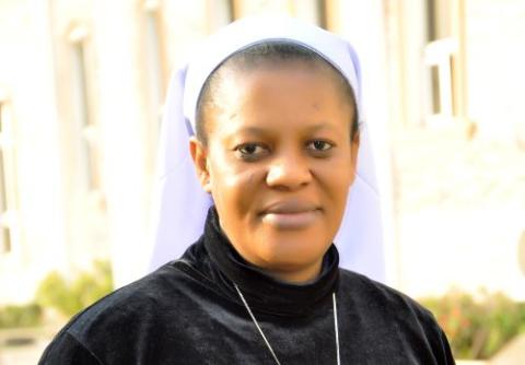 Hna. Agatha Chikelue La Hna. Agatha Chikelue, de las Hijas de María Madre de Misericordia, es la directora ejecutiva de la Fundación Cardenal Onaiyekan para la Paz, y una de las 4 mujeres que tienen cargos de elevada responsabilidad en la arquidiócesis de Abuja. (Foto: cortesía Agatha Chikelue)