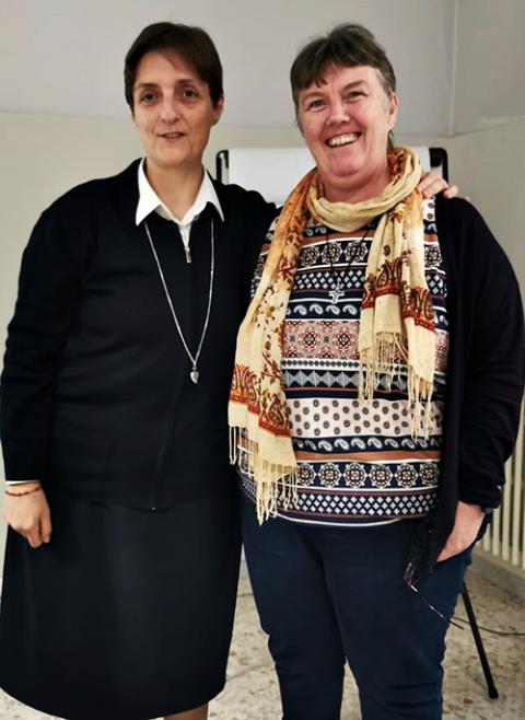 La Hna. Nadia Coppa de las Adoratrices de la Sangre de Cristo, a la izquierda, presidenta de la Unión Internacional de Superioras Generales, con la Hna. Mary Teresa Barron de las Hermanas Misioneras de Nuestra Señora de los Apóstoles, vicepresidenta de la UISG.