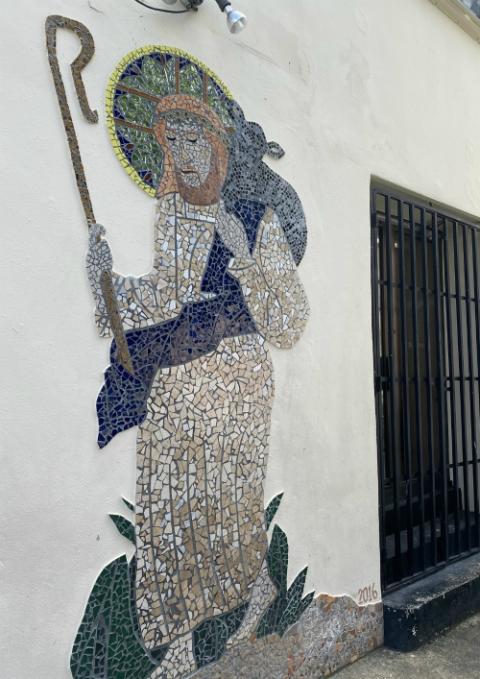 Mosaico en pared exterior del Hogar del Buen Pastor en San Juan, Puerto Rico El mosaico en la pared exterior del Hogar del Buen Pastor en San Juan, Puerto Rico, fue realizado por un antiguo residente ya fallecido. (Foto: GSR/Soli Salgado)