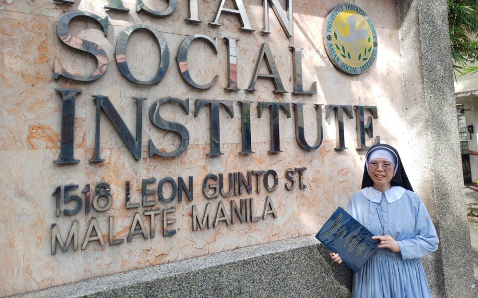 Sr. Venus Marie S. Pegar, a vocation director of the Sisters of Saint Francis Xavier (SFX) Philippine mission, shares a research study she co-authored with two lay professionals exploring how the elderly benefit from painting. (Oliver Samson)